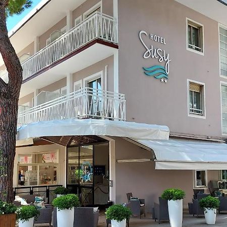 Hotel Susy - Ambienti Rinnovati - Direttamente Su Viale Dante E A Due Passi Dal Mare 里乔内 外观 照片